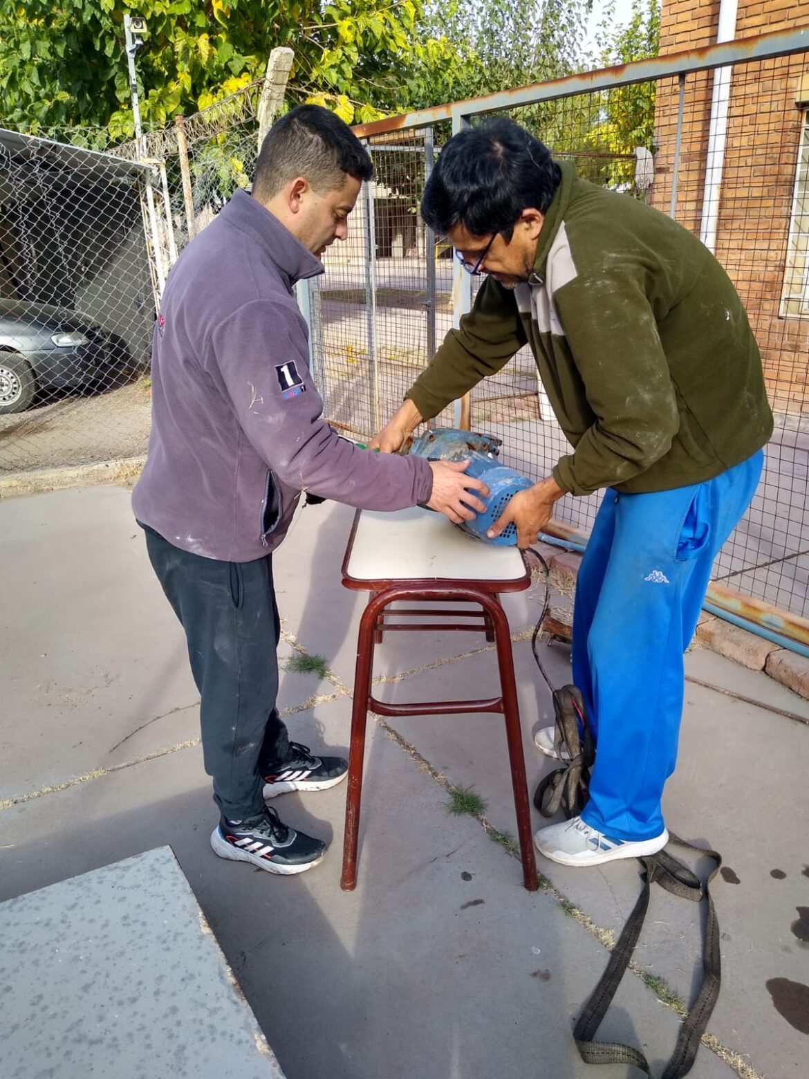 Alumnos y docentes arreglan la Esc. Nicolás Avellaneda