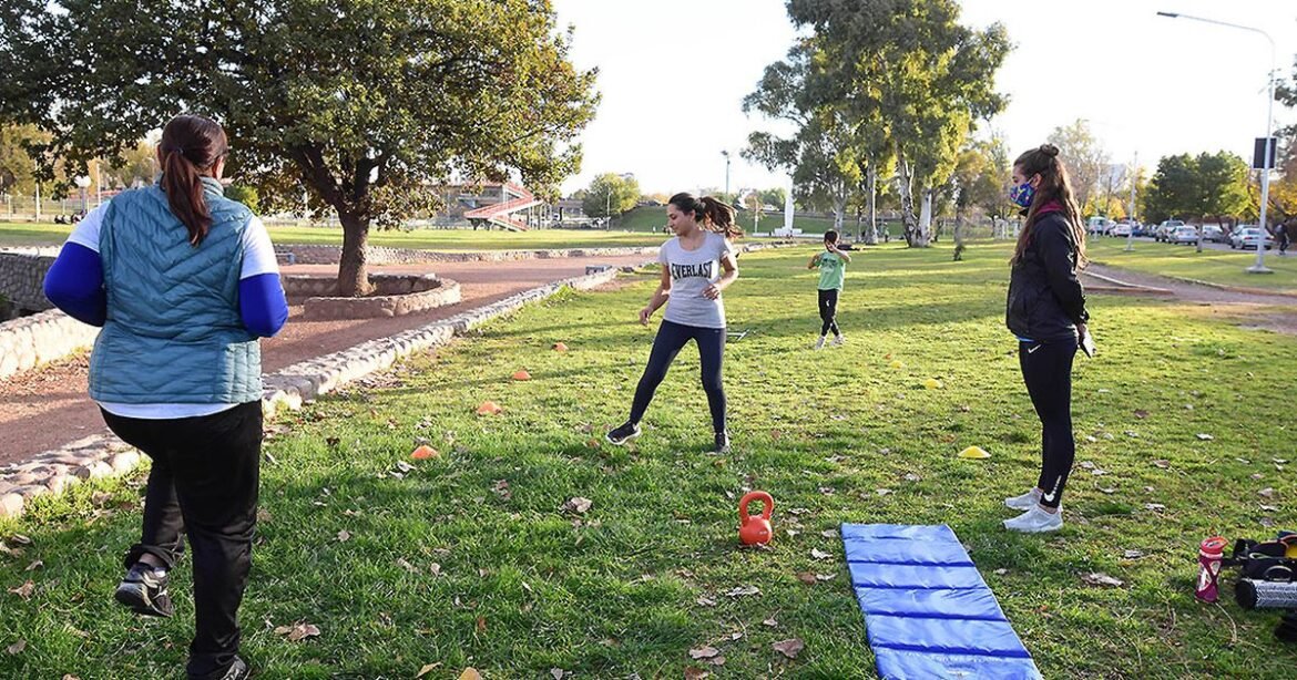 Actividad física en plazas: los profesores de Eduación Fisica deberán pagar por utilizar espacios públicos.