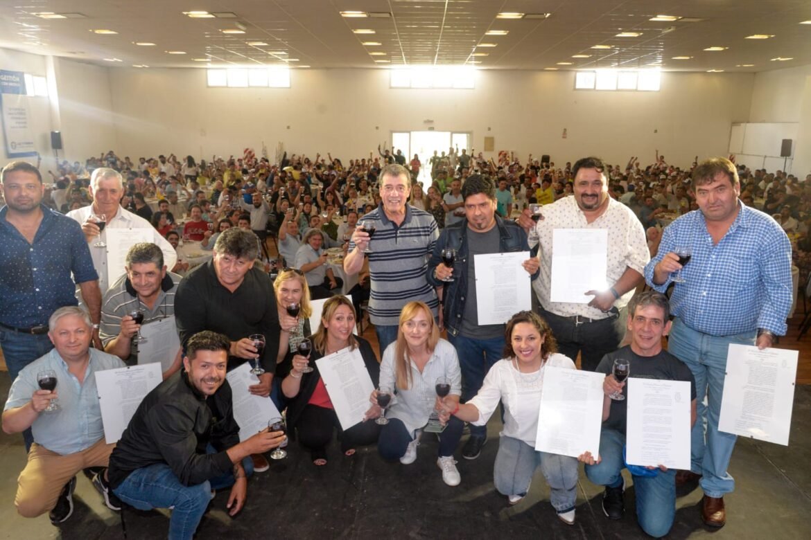 Cierre de campaña: Anabel y Adolfo celebraron la ley de viñateros con 1.000 productores rurales