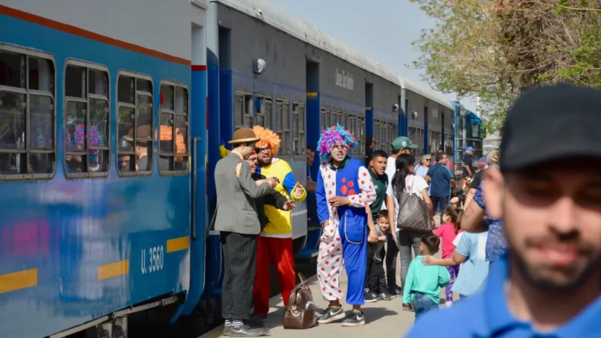 Ante la espera del tren, chicos y chicas festejaron su día viajando en tren en Palmira
