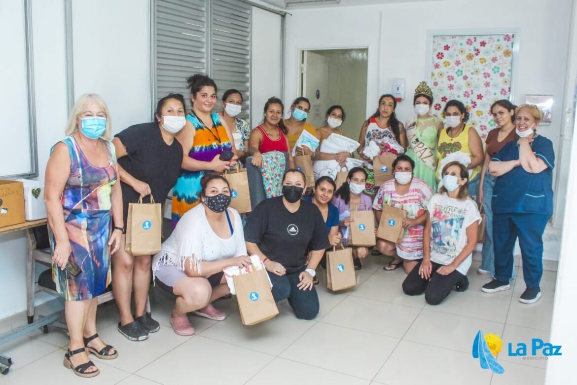 La reina de La Paz realizó una actividad solidaria junto a madres de niños prematuros en riesgo