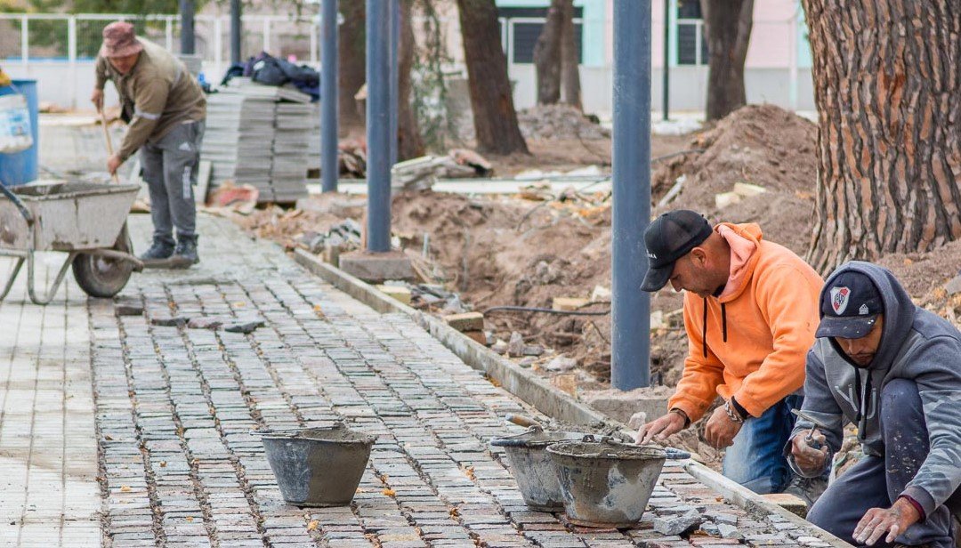 Rufeil recorrió en Palmira obras del Micro hospital y Plaza sarmiento