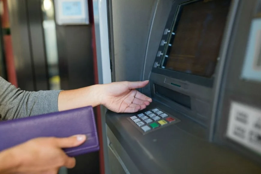 Un hombre olvidó su tarjeta en un cajero automático y una mujer aprovechó para vaciar su cuenta