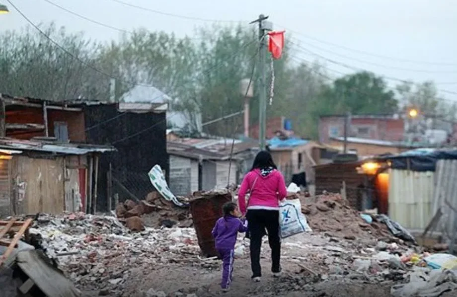 La pobreza en Argentina cerró 2023 en el 41,7%: afecta a 19,5 millones de personas