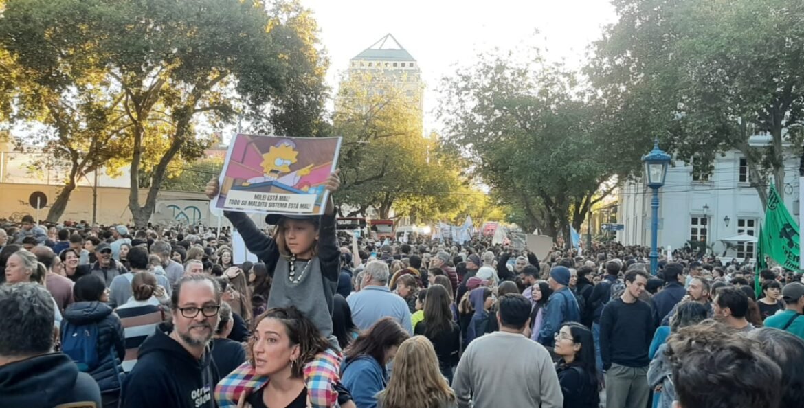 El día en que Mendoza le dijo BASTA a Milei: miles de estudiantes universitarios marcharon en defensa de la educación pública