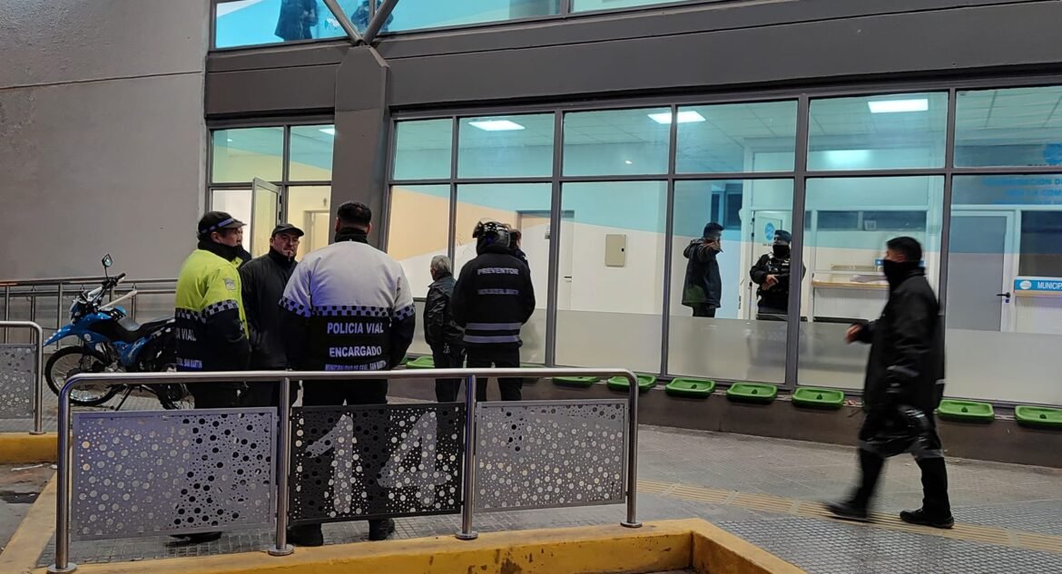 Dos grupos de vándalos se enfrentaron rompiendo instalaciones de la Terminal de Ómnibus de San Martín