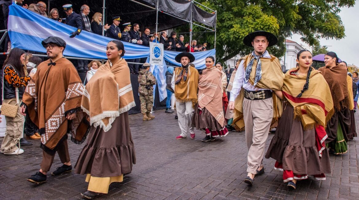 A pesar del frío y la llovizna, San Martín tuvo su desfile patrio