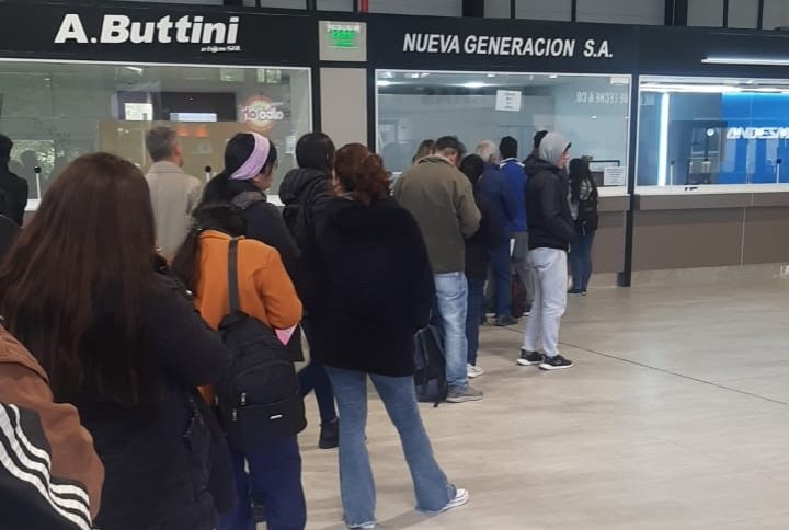 Largas colas por el lanzamiento de la tarjeta del Trasporte Público en Mendoza