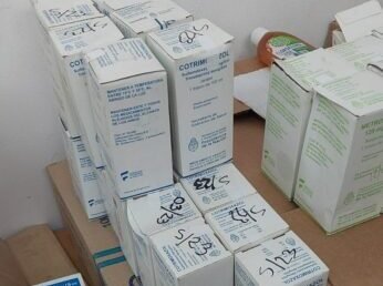 Encuentran medicamentos vencidos apilados en la Casa de la Cultura en San Martín