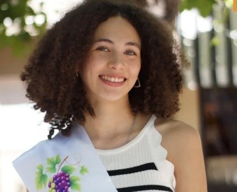 Anna Paula Brandolin Pavón entrega la corona de Palmira