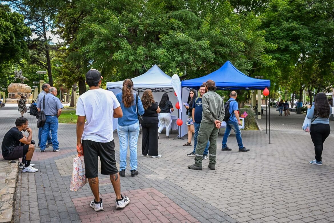 Municipio saludable realizó testeos de HIV gratuitos en la plaza San Martín
