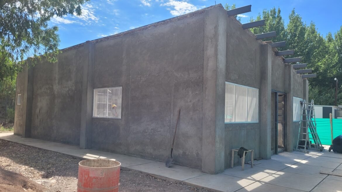 Funcionarios de educación y de la comuna en recorrida de obras escolares