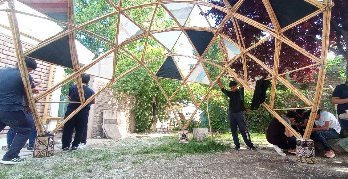 Jóvenes de Palmira hacen construcciones sustentables y sorprenden a las autoridades.