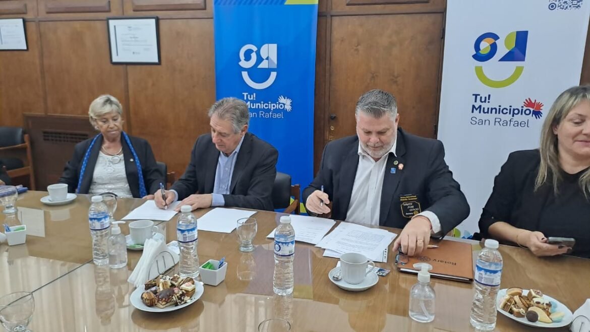 El intendente Omar Félix firmó convenios de trabajo con el gobernador distrital del Rotary