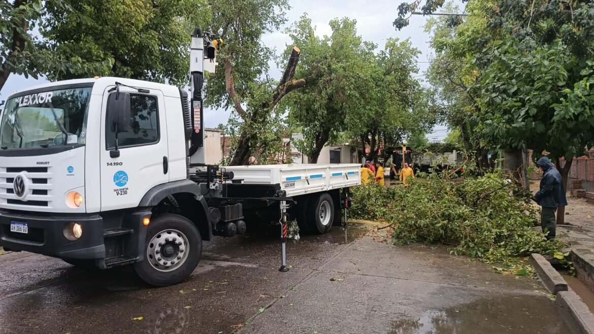 El municipio trabaja en la emergencia, luego de la fuerte tormenta de viento y granizo