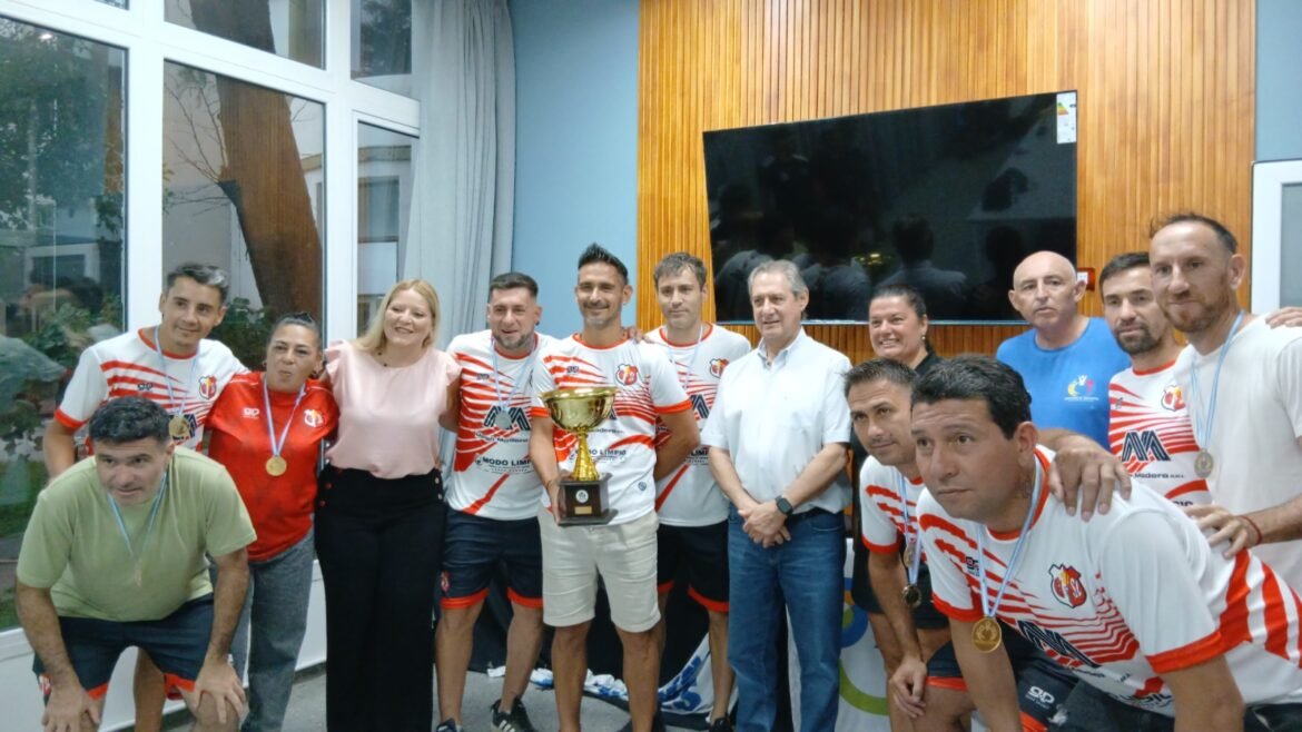 Fútbol senior: el municipio premió a los ganadores del torneo +35