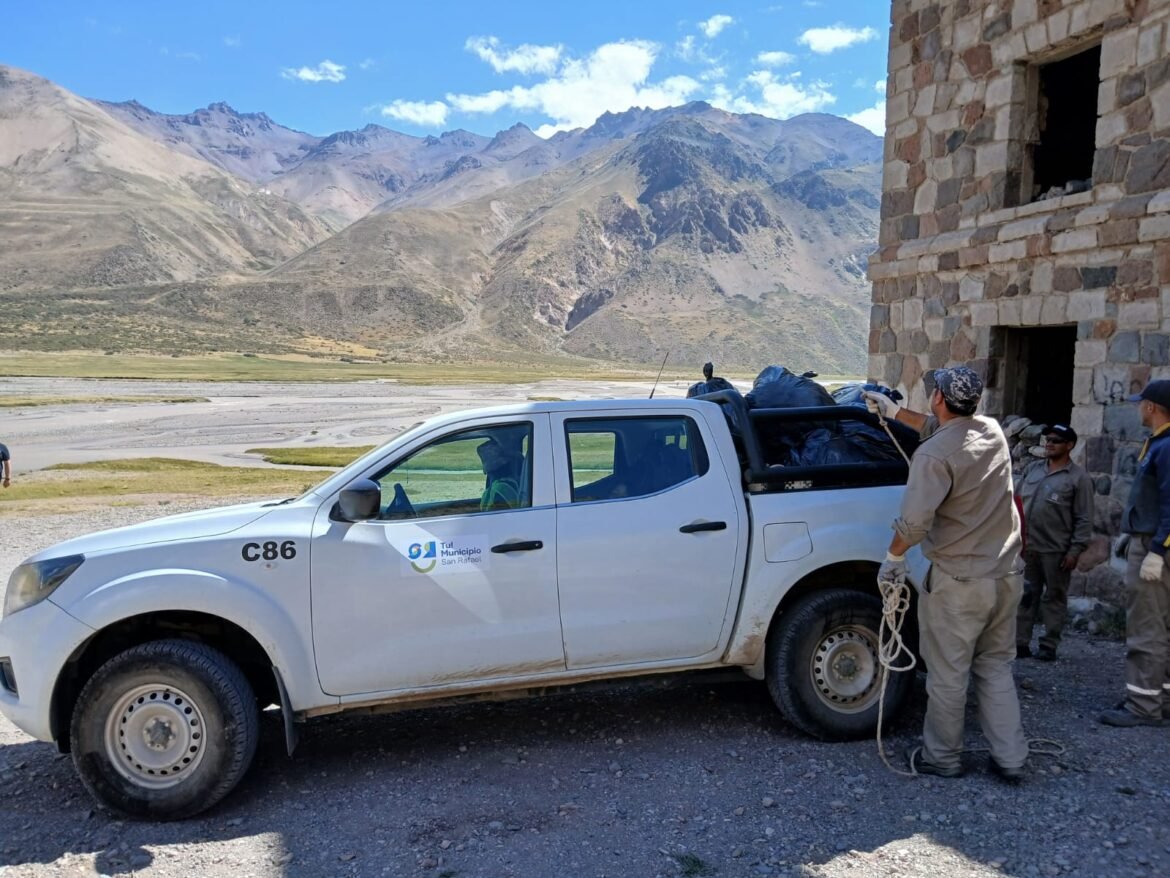 Operativo del municipio en la alta montaña sanrafaelina: limpieza el histórico hotel abandonado de El Sosneado