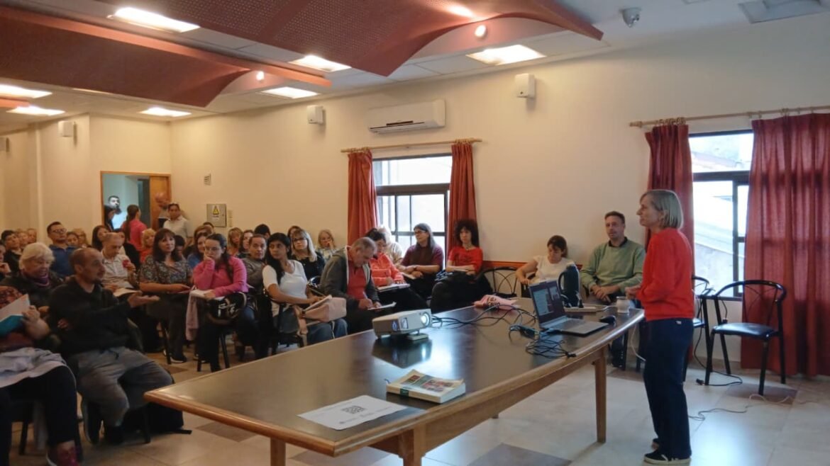A sala llena se realizó la capacitación de mermeladas, mientras se prepara otra para elaborar conservas