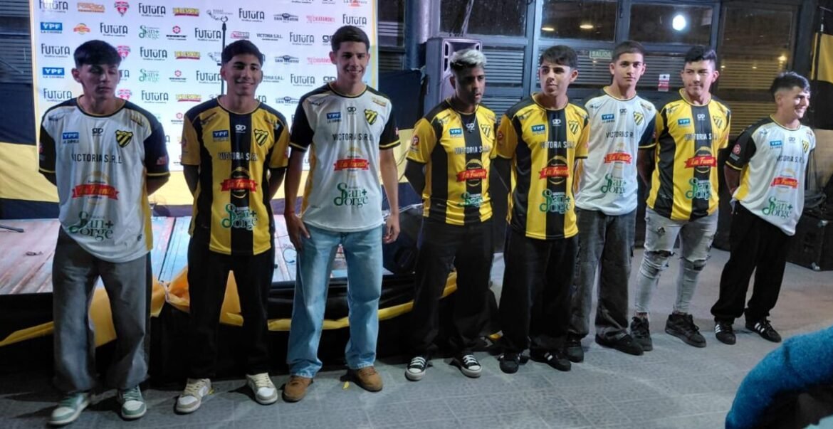 Con nuevo diseño, se presentó camiseta del C.A.P