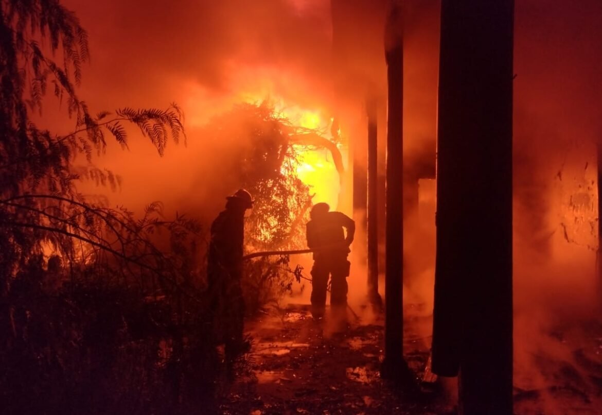 Bomberos sofocaron un incendio en una bodega de Junín.