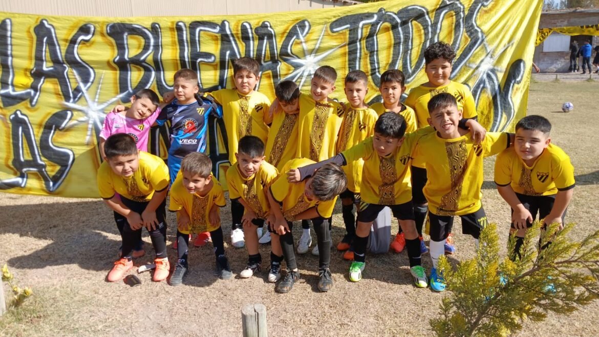 Jornada de fútbol y formación: chicos de Palmira visitaron a Defensores de San Juan
