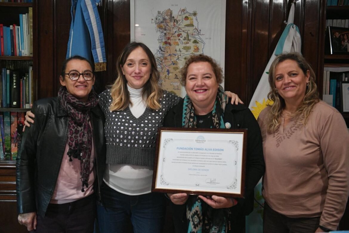 Distinción a mendocinos: Anabel Fernández Sagasti reconoció a una escuela y a un deportista de la provincia