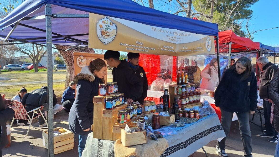 Más escuelas técnicas se suman a la feria franca para comercializar sus producciones
