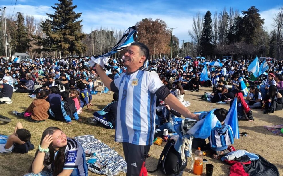 El último partido de Messi con la selección lo vivimos en San Rafael con la pantalla gigante en el parque